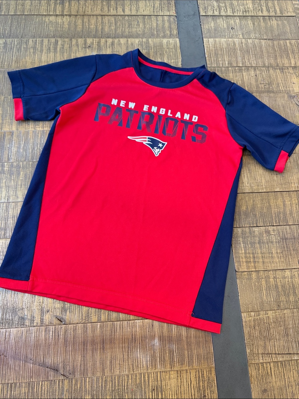 New England Patriots NFL Football Activewear Red Navy T Shirt youth medium 10/12